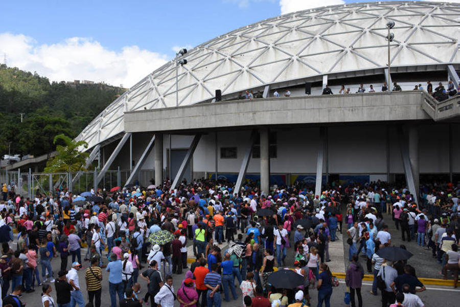 People in line voting for the Venezuela Referendum.