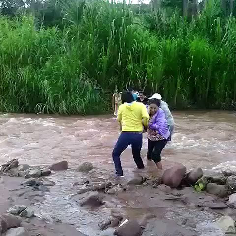 People crossing the river, in Táchira, to escape guarimberos and vote on the July 30th elections.