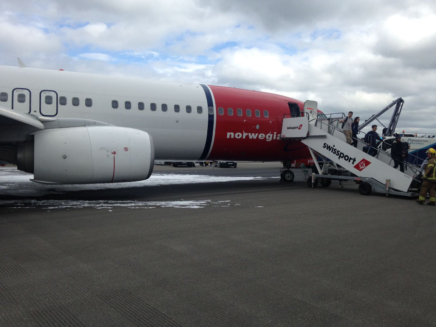 Passengers leaving the D86241 Norwegian Air airplane in Birmingham Airport. Photo by: Via News.