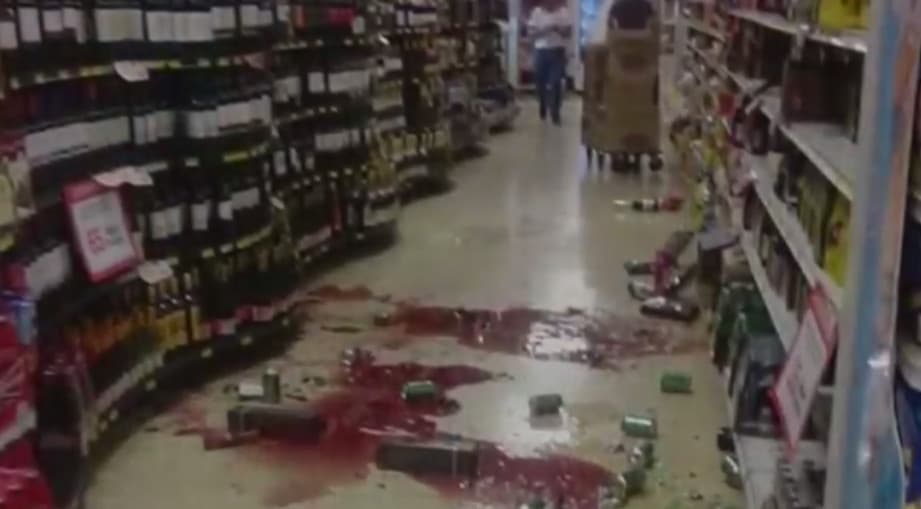 Ecuador earthquake supermarket aftermath 2016-04-16