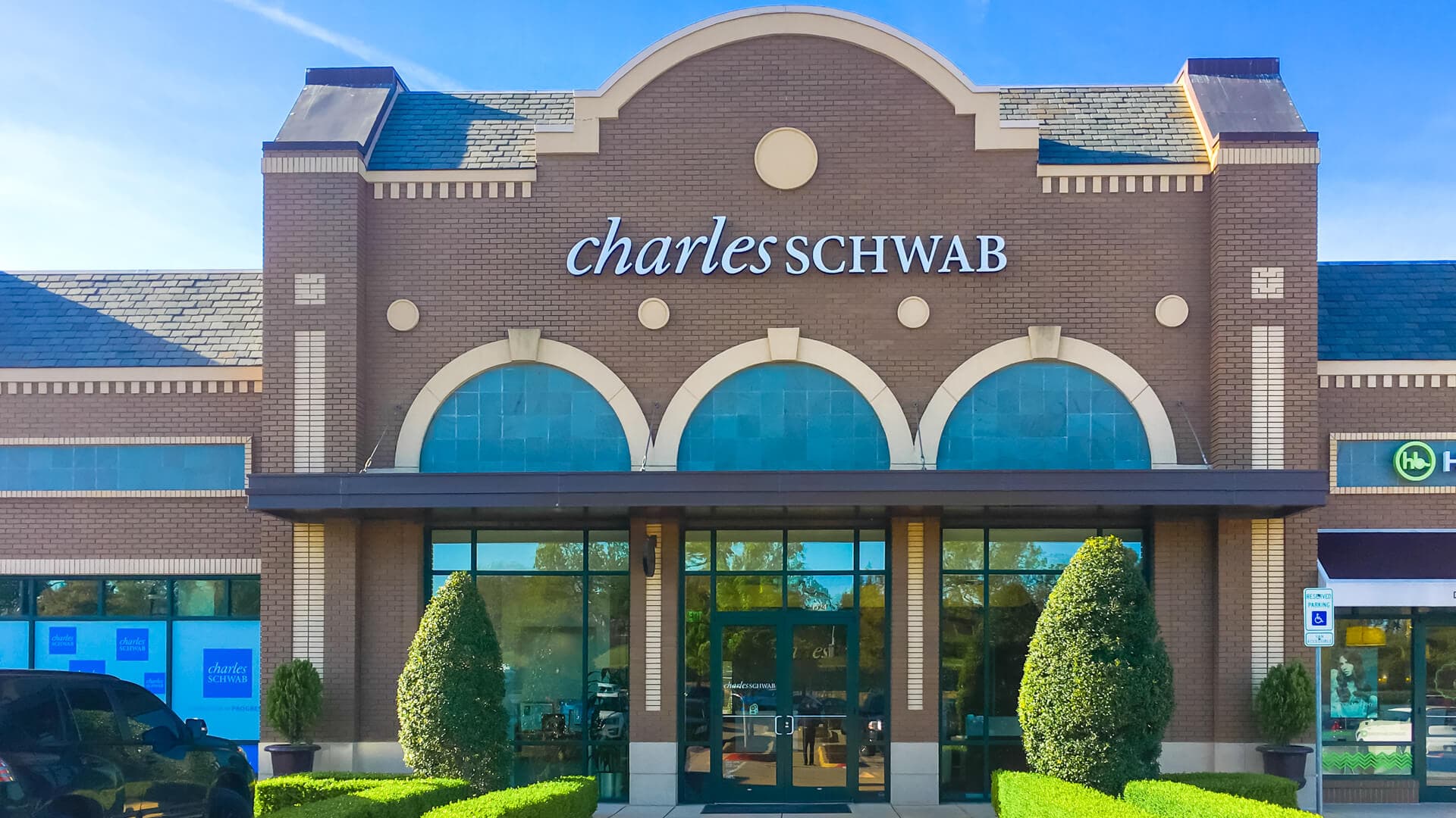 Charles Schwab And 3 Other Stocks Have Very High Payout Ratio