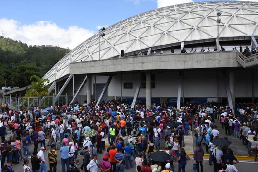 People in line voting for the Venezuela Referendum.