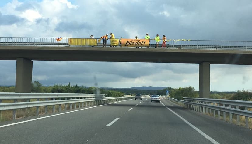 Independentists protesting in Autovía A-2. Photo by: ViaNews.
