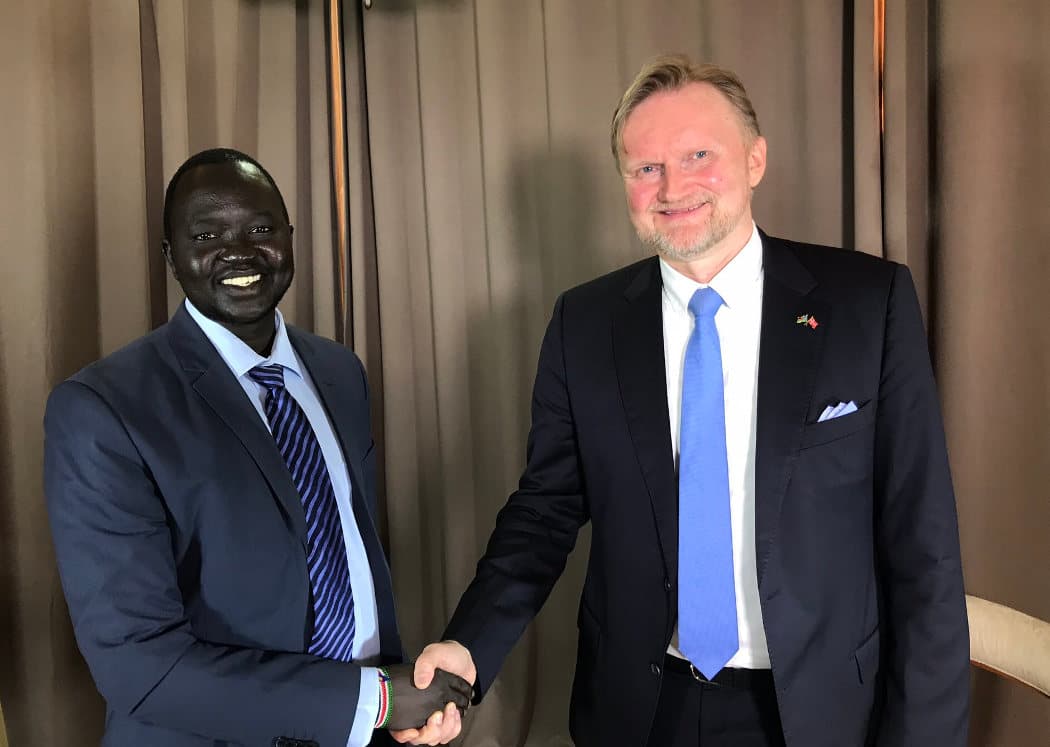 Journalist Mading Ngor (left) and Lard Andersen (right). Photo by: @LarsandeLars.