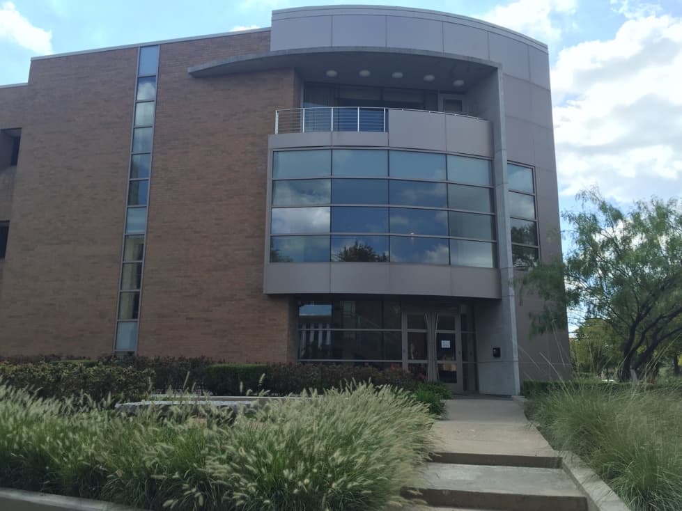 Energy Transfer And 5 Other Stocks Have High Sales Growth And An Above 3% Return on Equity