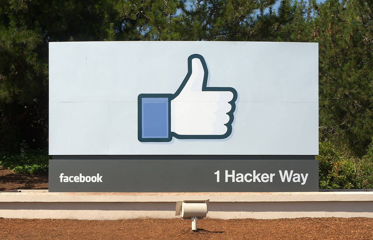 Facebook headquarters entrance sign in Menlo-Park-vianews.
