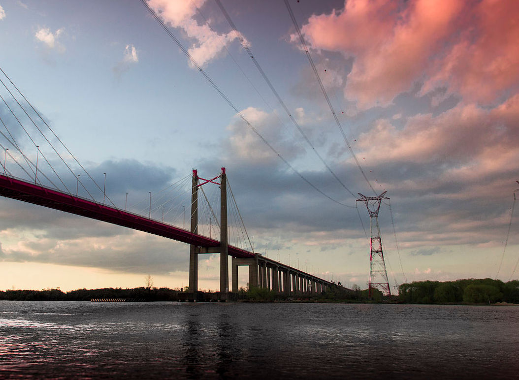 Zárate–Brazo Largo bridge and power lines crossing the Paraná River between the cities of Zárate, Buenos Aires Province, and Brazo Largo in Argentina. Photo by: Darcacha.
