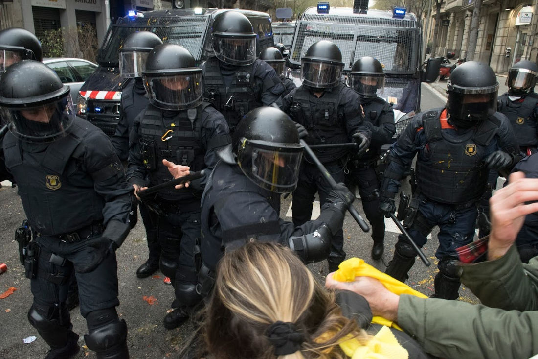 Protestors and riot police clash in Barcelona following the arrest of former Catalan President Carles Puigdemont. Photo by: Evan McCaffrey.