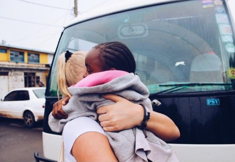 Jossa Johansson in Kenya holding a girl. Foto by: @jossajohansson instagram account.