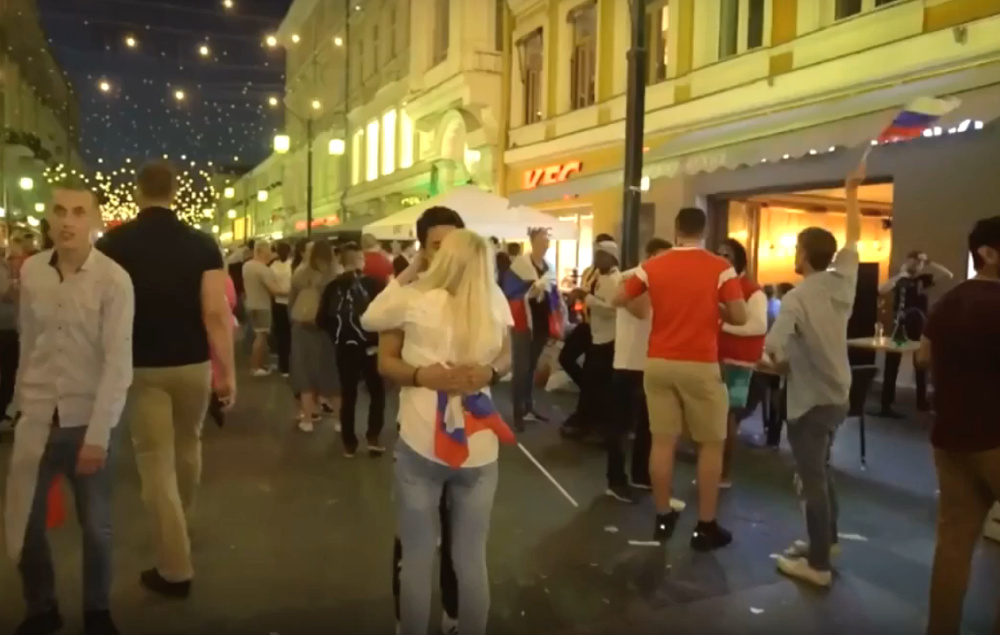 Russia World Cup fan kissing Russian girl.