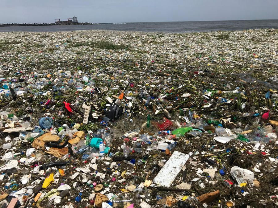 Contaminación plástica a orillas de la playa de Montesinos, Santo Domingo, en la República Dominicana. Foto de: Parley for the Oceans.