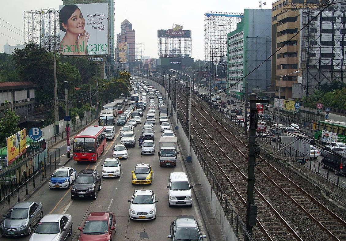 Heavy traffic on the EDSA in Makati City. Photo by: Scandi.