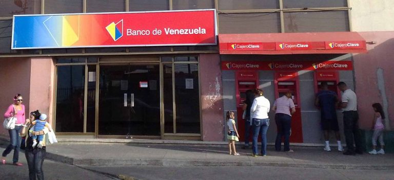 Outside Banco de Venezuela in Punto Fijo, Venezuela. Photo by: ArwinJ.