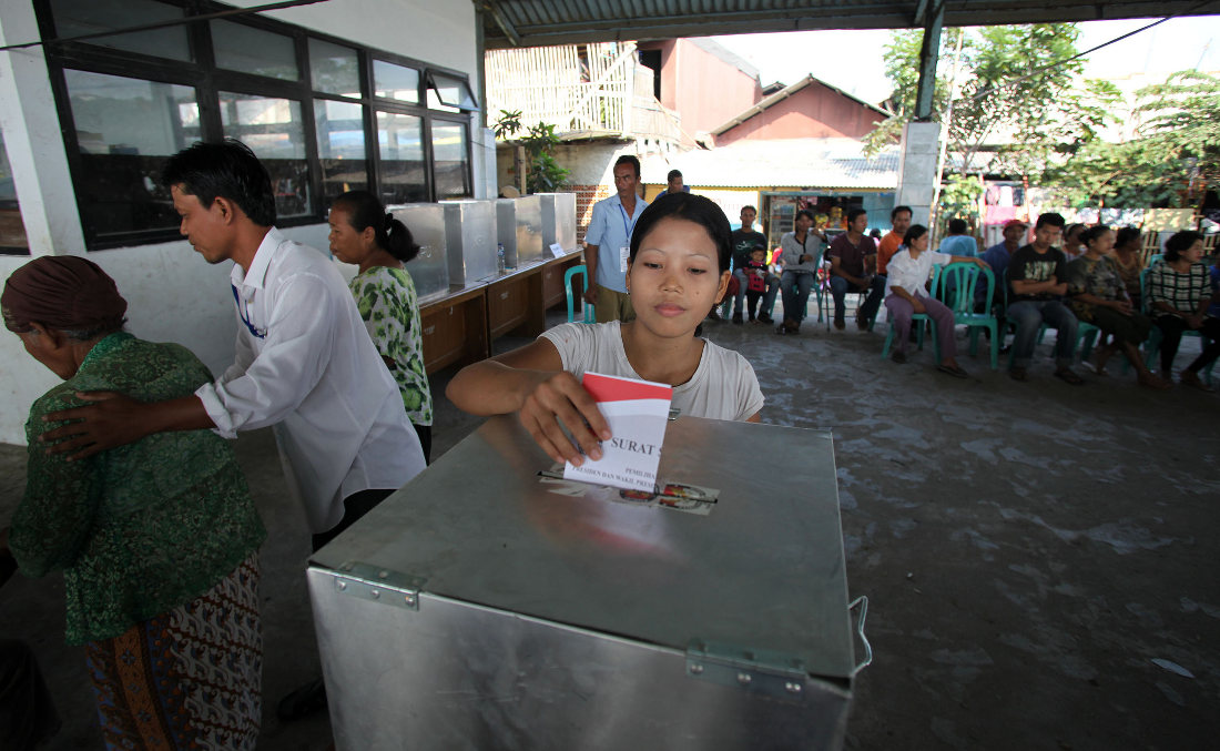 A woman votes in Indonesia’s 2009 presidential election. Photo by: Department of Foreign Affairs and Trade.