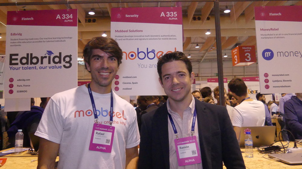 From left to right: Rafael Campillo and Ramón from the Mobbeel team. Photo by: ViaNews.