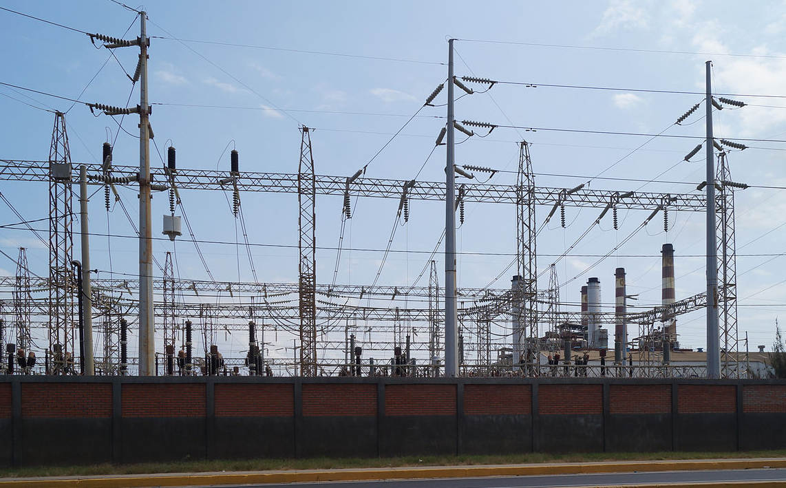 Electric transmission lines station in Maracaibo, Venezuela. Photo by Rjcastillo.