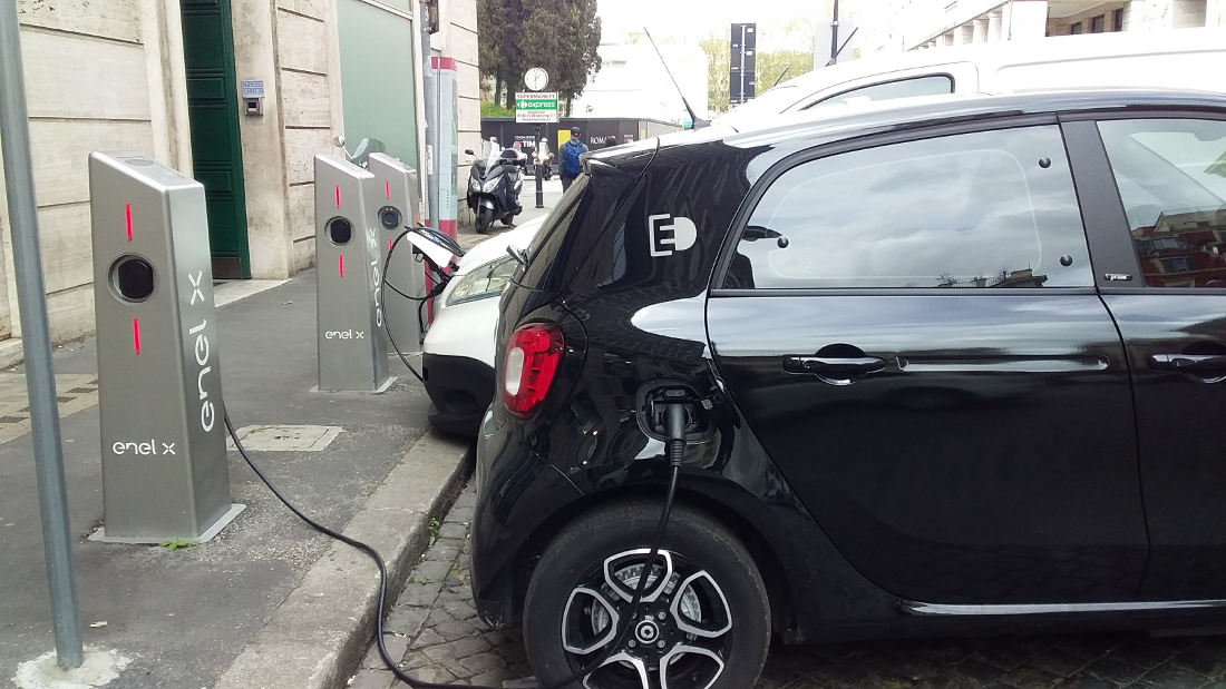 Electric car charging (Rome). Photo by Cecilia Demartini.