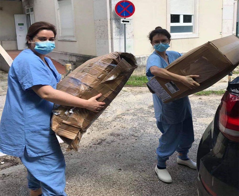 Staff at Hospital de Dona Estefânia receiving the protective covers made by Ismail and other volunteers. (Photo credit: Hospital de Dona Estefânia)